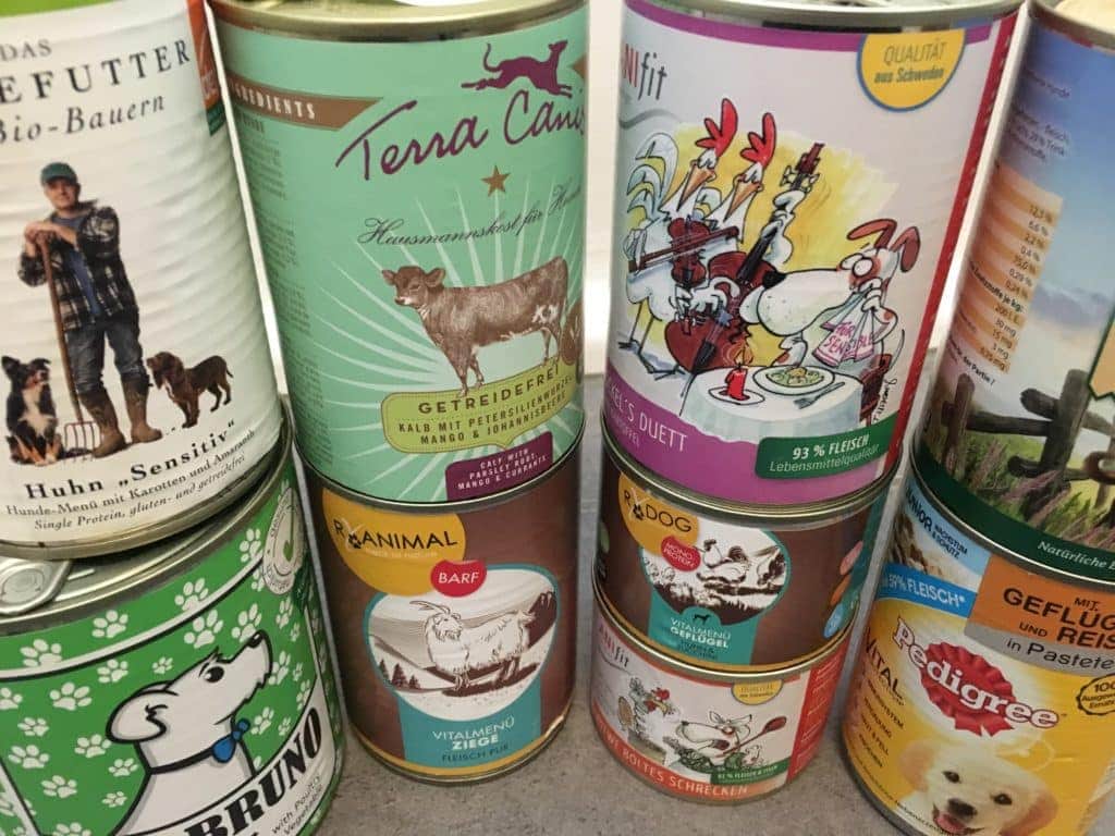Gestapelte Dosen mit verschiedenen Hunde-Nassfuttersorten
