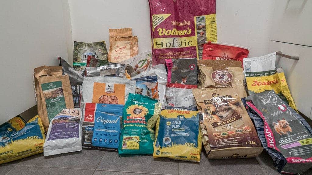 Eine Sammlung verschiedener Hundefutter-Trockenfutter-Beutel mehrerer Marken