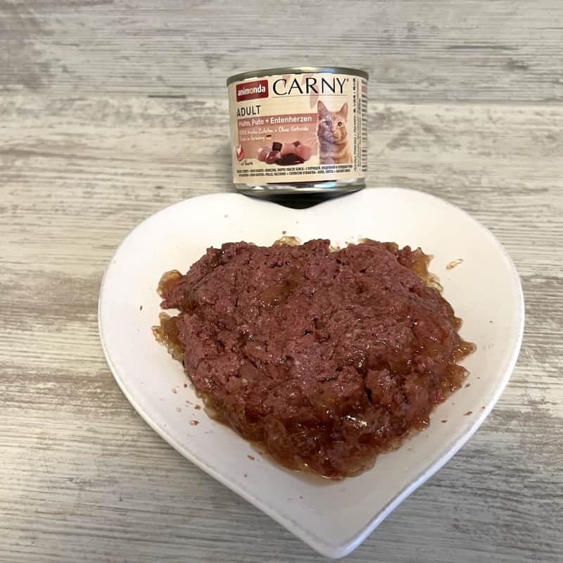 Animonda Carny Nassfutter im Test mit Dose und Futter auf Herzteller