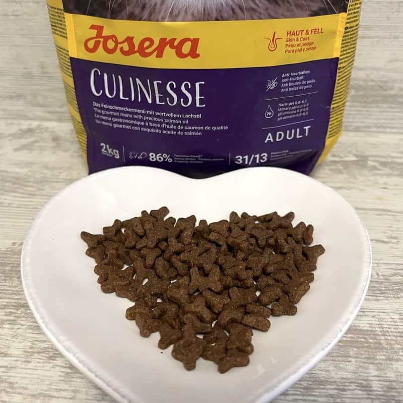 Josera Culinesse Trockenfutter im Test mit Kroketten auf Herzteller