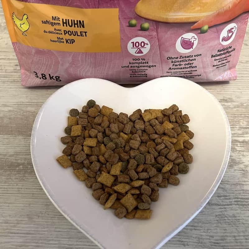 Purina ONE Bifensis Trockenfutter im Test mit Kroketten auf Herzteller