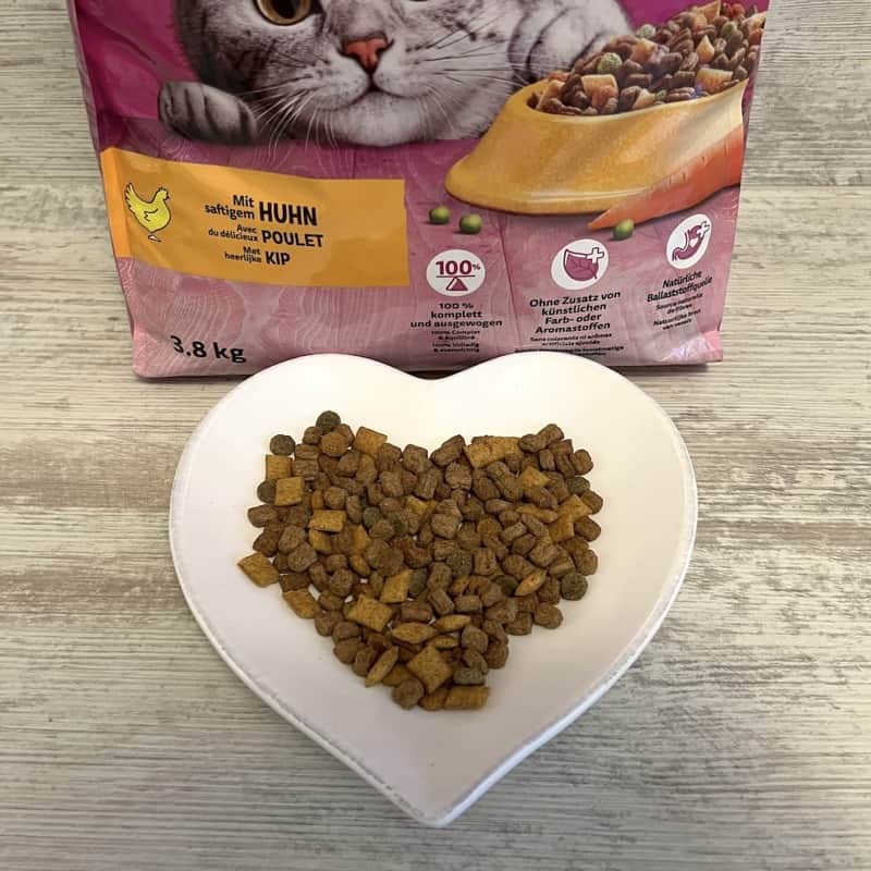 Whiskas Nassfutter im Test mit Beutel und Futter auf Herzteller